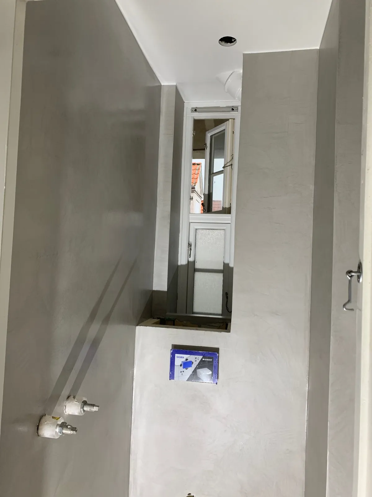 Badeværelse med grå microcement i brusenichen – Maler Microcement, Herlev og omegn