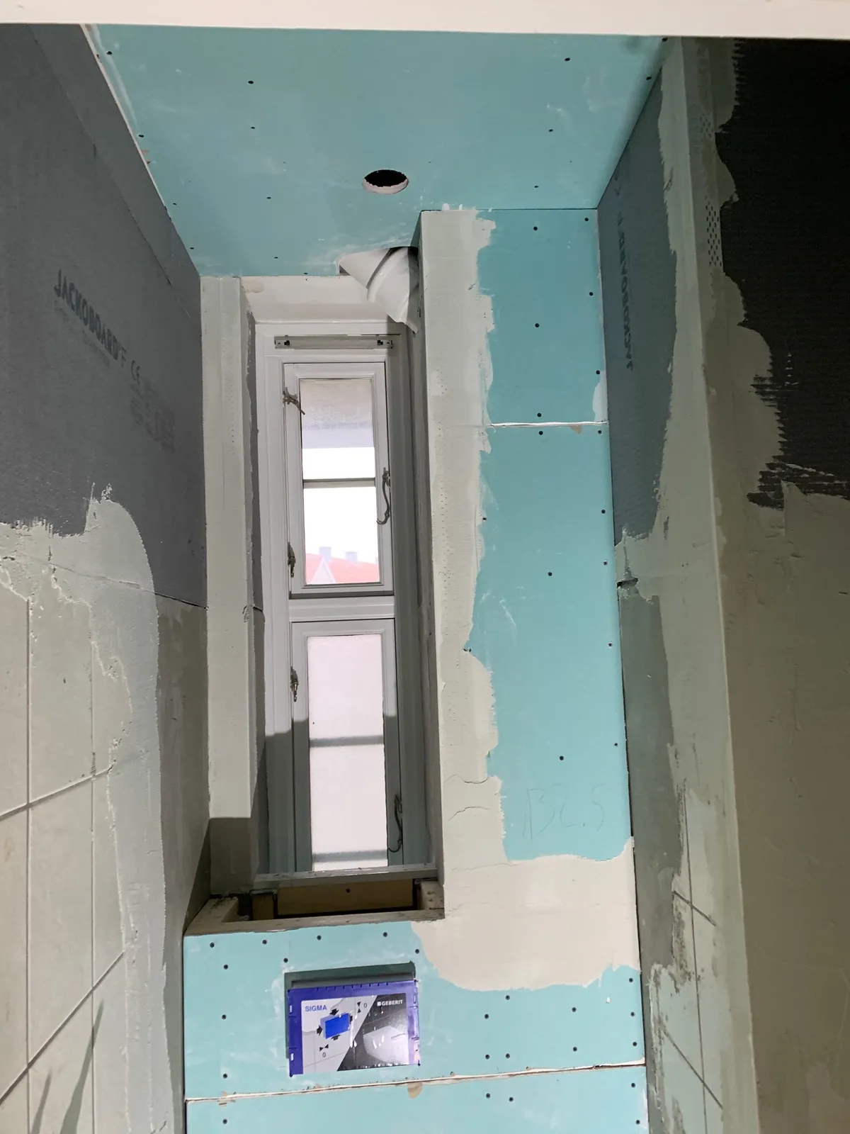 Badeværelse under renovering med vindue og vandtæt plade – Maler Microcement, Herlev og omegn