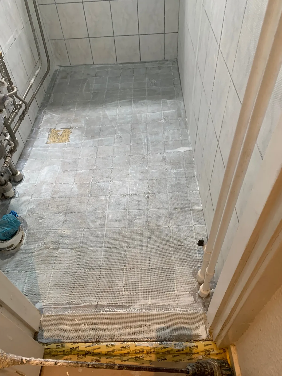 Gulv med flisebund under forberedelse – Maler Microcement, Herlev og omegn