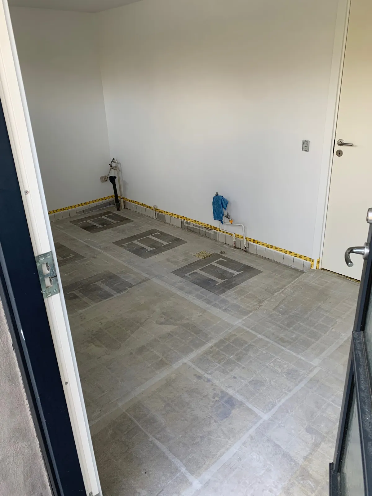 Gulv med fliser og afdækkede felter – Maler Microcement, Herlev og omegn
