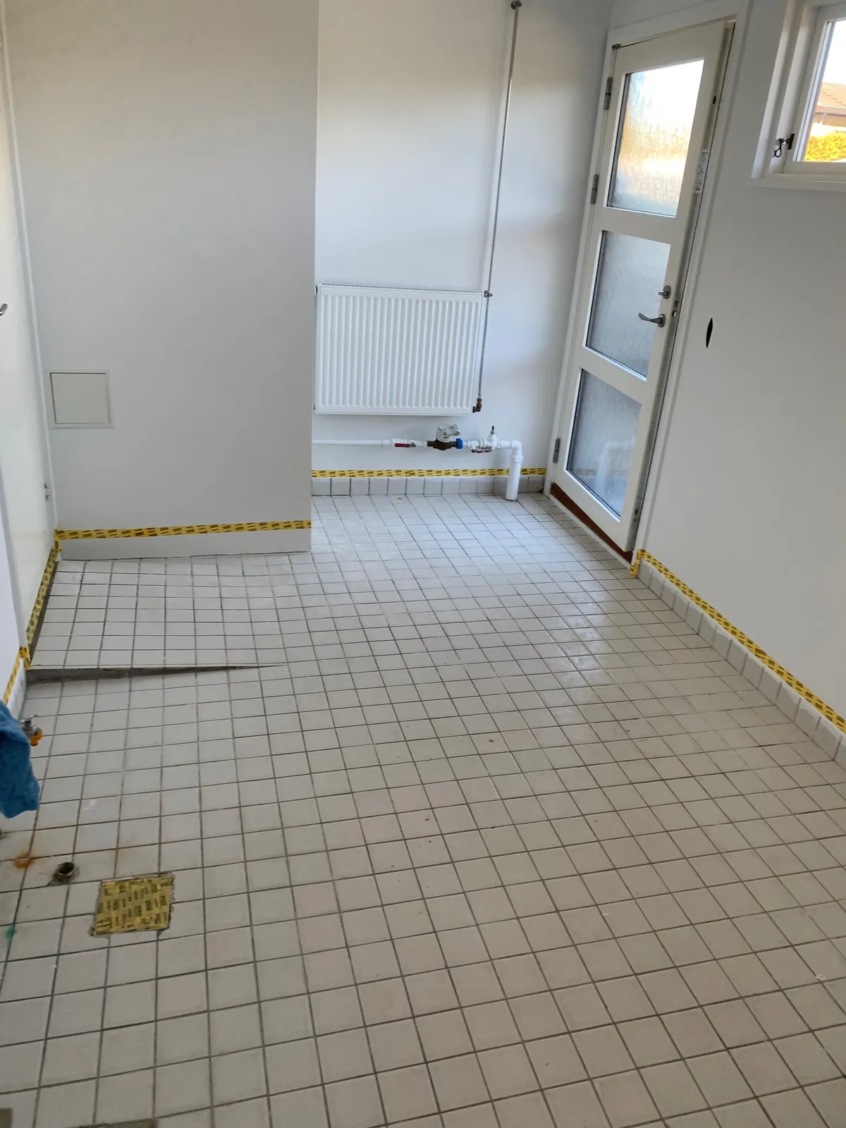 Gulv med små fliser og afdækning med tape – Maler Microcement, Herlev og omegn