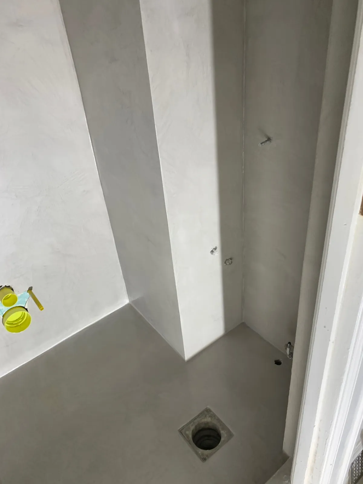 Grå microcement i bruseniche med gulvafløb – Maler Microcement, Herlev og omegn