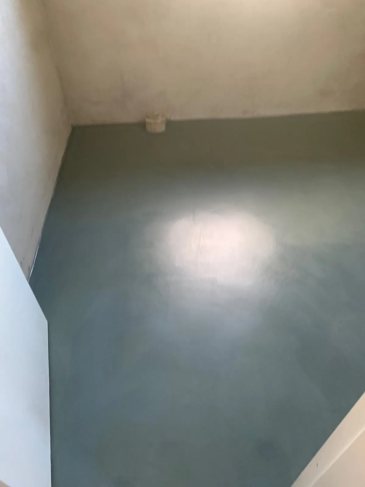 Blågrønt microcementgulv i rum – Maler Microcement, Herlev og omegn