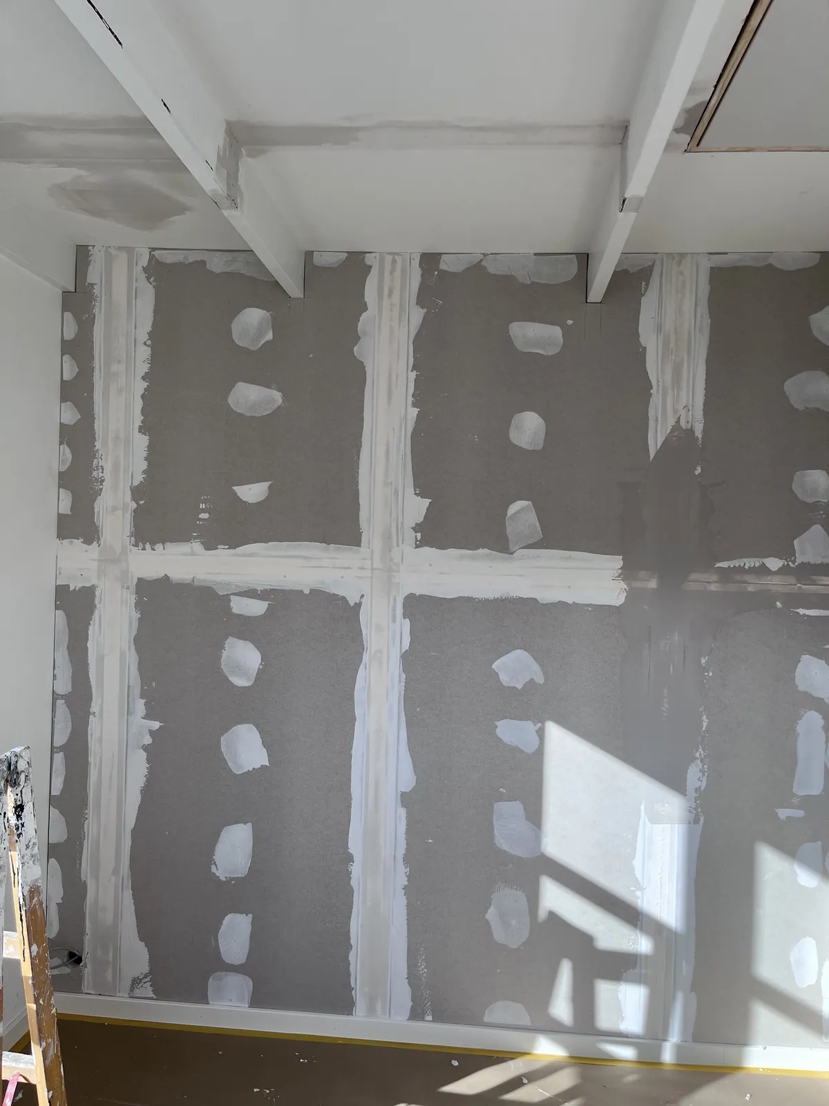 Spartlede vægge med synlige samlinger før maling – Maler Microcement, Herlev og omegn