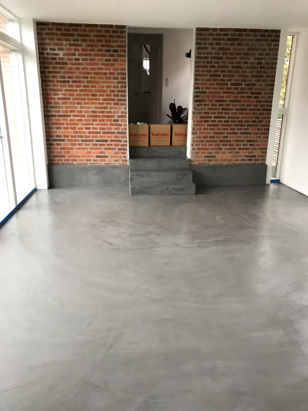 Komplet stuegulv udført i klassisk betonlook microcement
